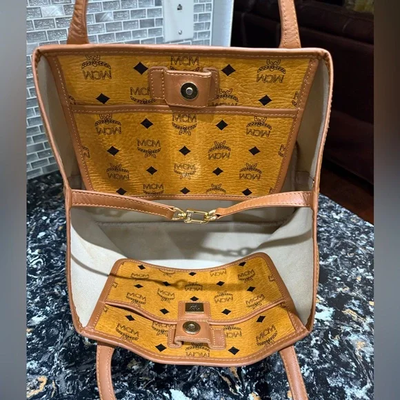 MCM Visetos Liz
Shopper Tote
Croc Embossed Limited edition - Picture 11 of 16